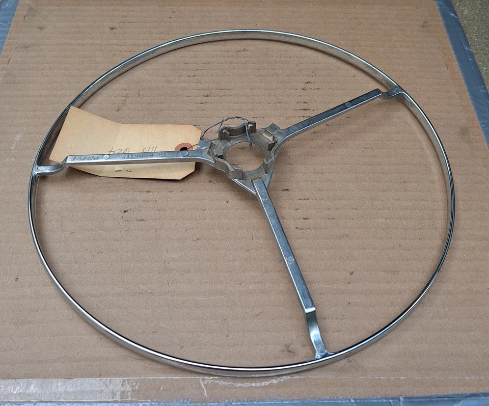 Chrysler New Yorker Saratoga Windsor Royal T&C 1946-1948 nuevo MoPar anillo de cuerno Foto 3 de 4