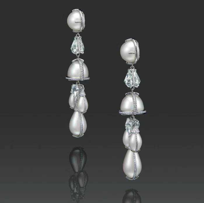 Pendientes colgantes de diamantes y perlas de forma elegante con diseño de araña creados en laboratorio Foto 3 de 4