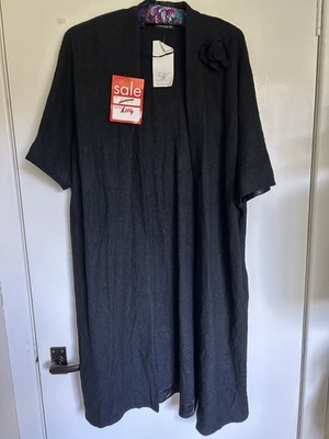 Kirsten Krog Design Long Line schwarze Strickjacke oder Staubtuch mit Blumenbrosche