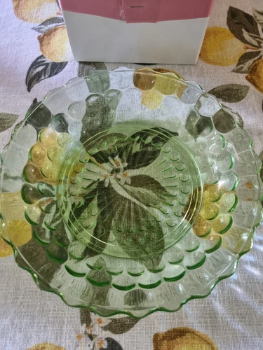 Vintage Art Deco green depression glass round plate 19cm, as new