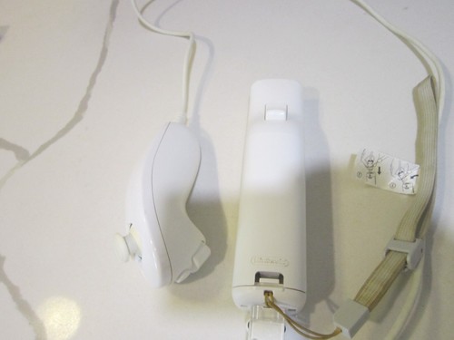 Nintendo Wii Remote Controller Wiimote White with OEM Nunchuck Tested - Picture 2 of 2
