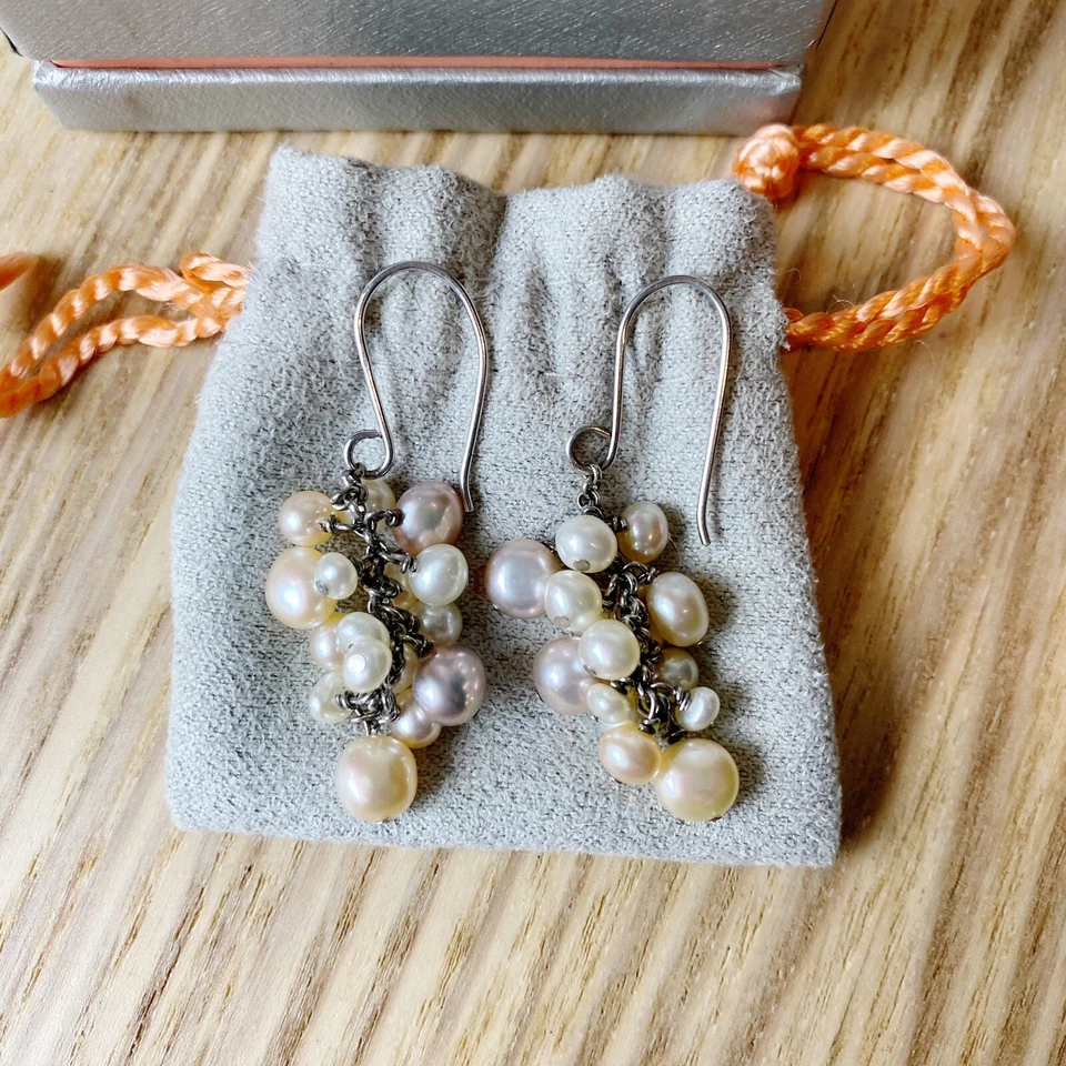 Caja y bolsa aretes colgantes con racimos de perlas multicolores Tiffany & Co. Iridesse Foto 3 de 4