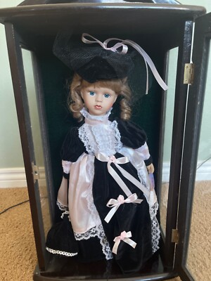 Antique Authentic Ashley Belle porcelain doll. With authenticity  certificate.