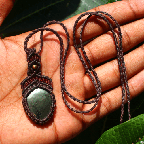 Collana artigianale pietra preziosa Reiki ciondolo boho macramè pirite dorata naturale - Foto 7 di 17