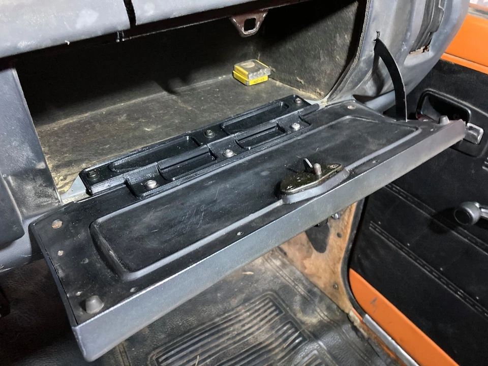 DATSUN 72-79 620 PICKUP REPUESTO GUANTERA PUERTA BISAGRA - NÚCLEO ACERO Foto 4 de 4