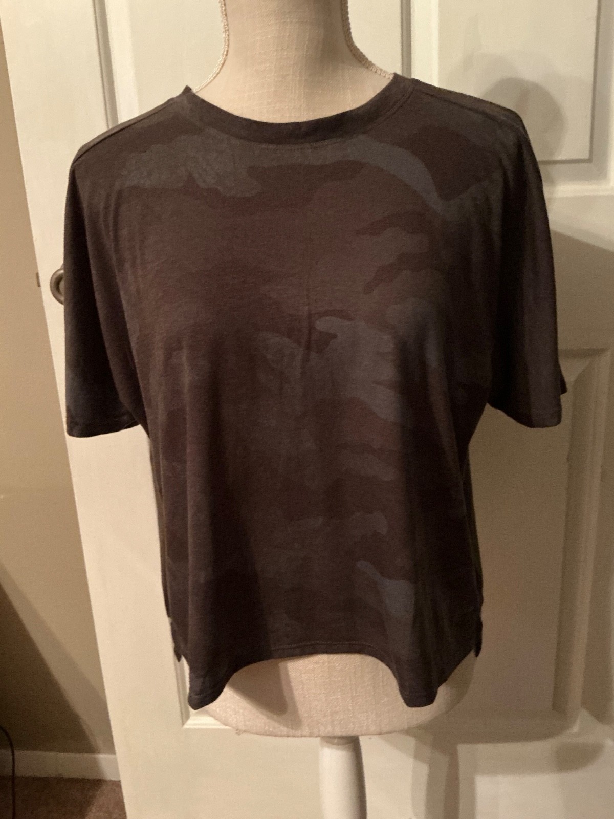 🌸 The North Face Cropped Ladies Camo Green Camouflage T-Shirt Tee  Size M 🌸 thumbnail 8