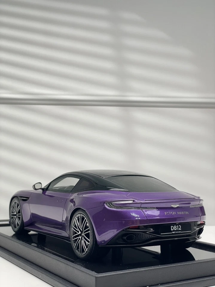 Aston Martin DB12 cupé (púrpura) [Motorhelix] escala 1/18 Foto 3 de 4