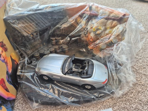 1/18 CORGI BMW Z8 THE WORLD IS NOT ENOUGH DIECAST CAR + DIORAMA CC99105 - Picture 3 of 4