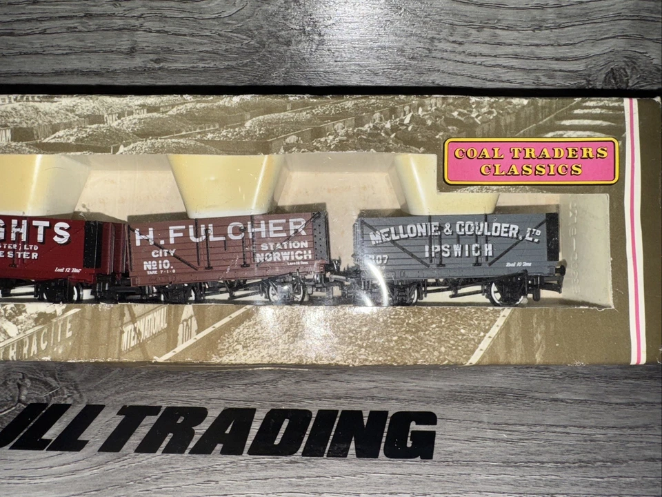 Bachmann 33-030 Coal Traders Classics ( East Anglia ) 7 Plank Coal Wagons - Image 3 of 4