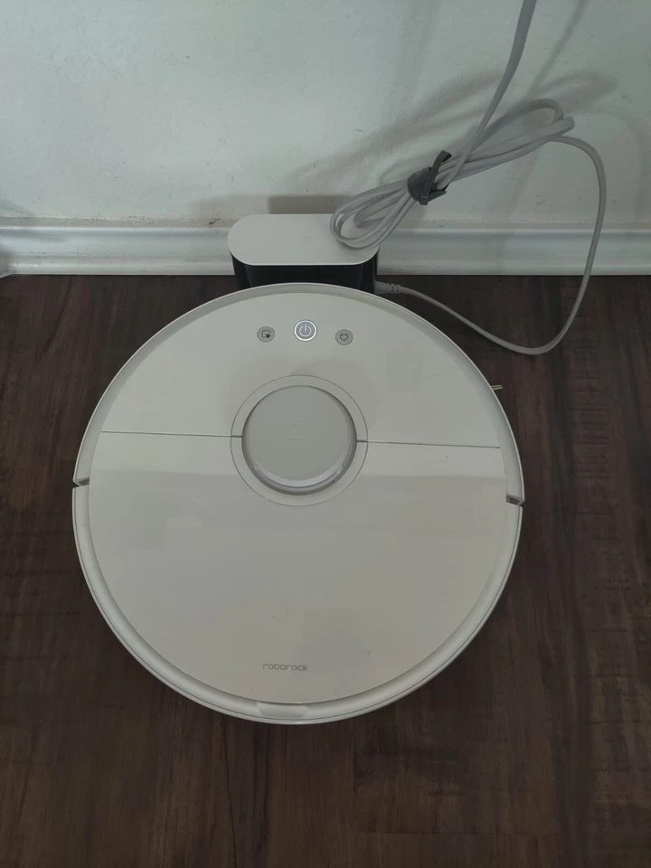 WHITE ROBOROCK S501 VACUMM USED WORKS WELL LOVED - Image 2 of 4