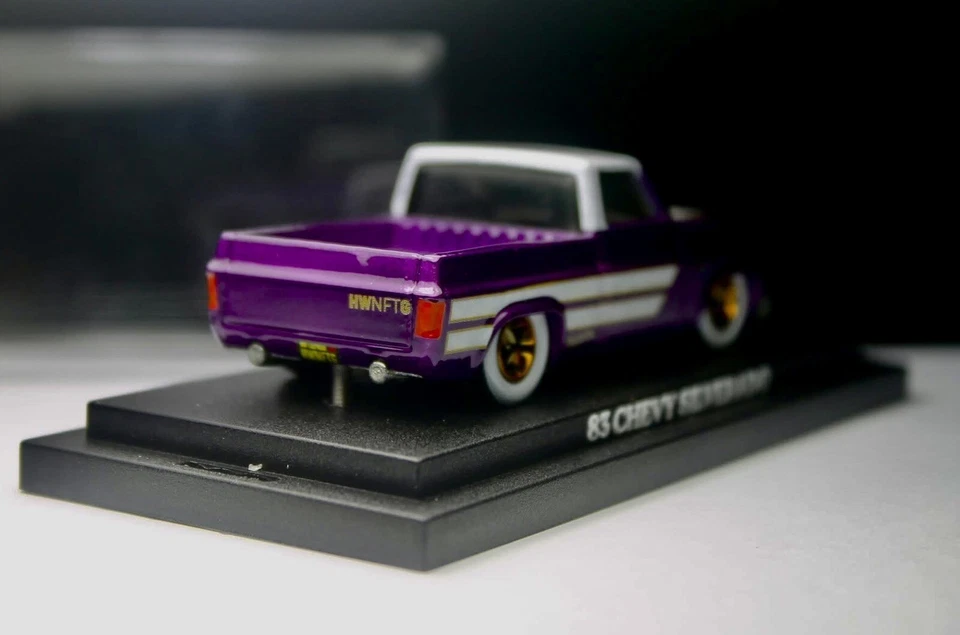 Hot Wheels '83 Silverado Pickup Candy Viola Personalizzato con Vetrina - Immagine 4 di 4