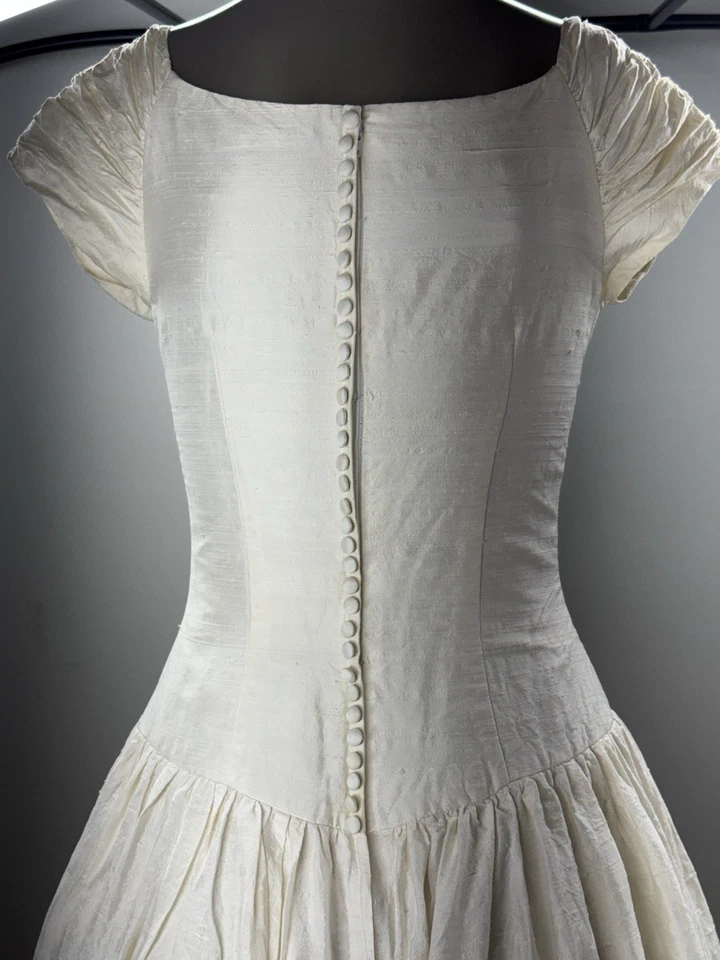 Винтажный CHRISTIAN DIOR шелк свадебное платье с собранными рукавами + кнопка назад - Изображение 2 из 4