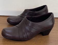 Clarks Women  s 7 Slip On loafers 2  Heel 15280 Faux Leather Brown Elastic Gore