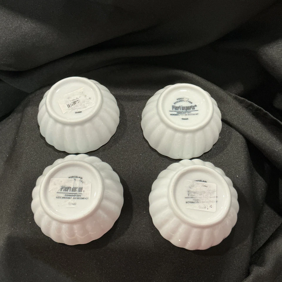 "Juego de 4 cuencos de inmersión de salsa festoneada de porcelana blanca Pier 1 Imports de 3""" Foto 3 de 4
