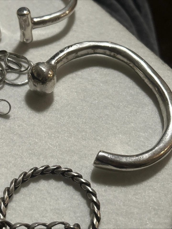 Lot of Uno de 50 Necklaces Bracelet Rings Some Need Repair Selling As Is 13 Pcs - Image 2 of 4