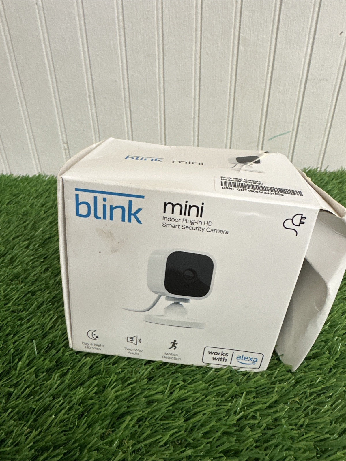 Blink Mini Compact Indoor Plug-in White Security Camera BCM00300U