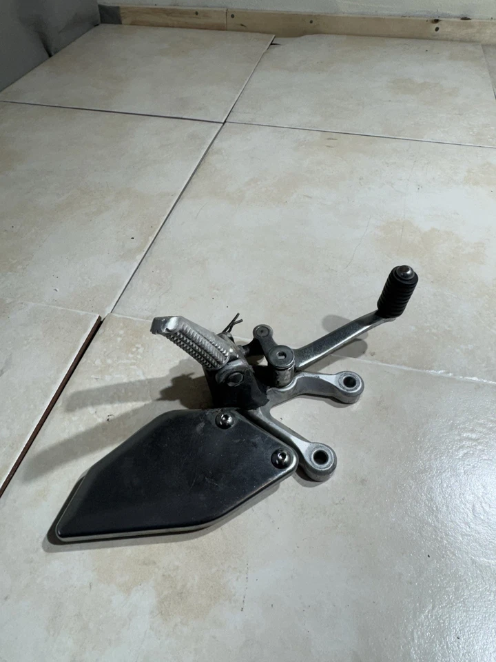 Yamaha R1 YZF 1000 2002-2003 palanca de cambios delantera izquierda reposapiés soporte montaje Foto 2 de 4
