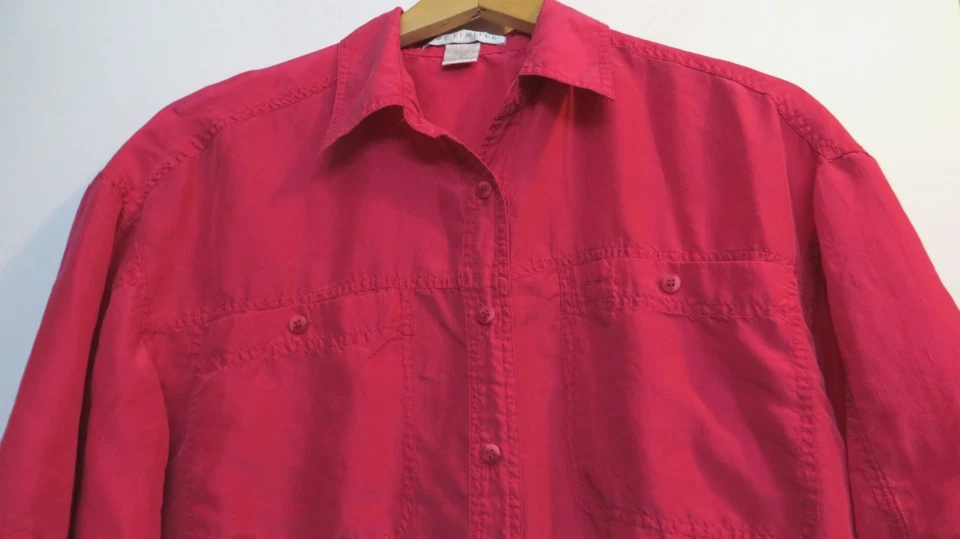 Camisa para mujer The Limited pequeña rosa brillante abotonada manga corta seda relajada Foto 2 de 4