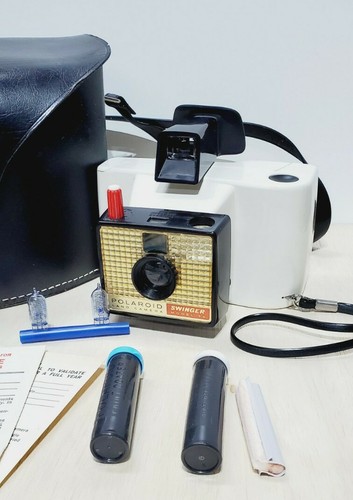 Vintage THE SWINGER Polaroid Land Camera Model 20 Complete w/ Case & EXTRAS! - Picture 2 of 9