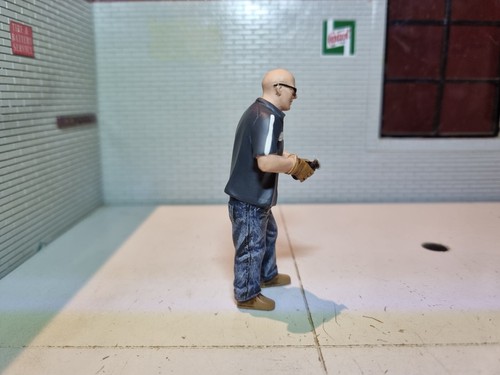 Figure Man Mechanic Fabricator Garage Standing Painted Diorama 1:24 Model - Picture 6 of 7