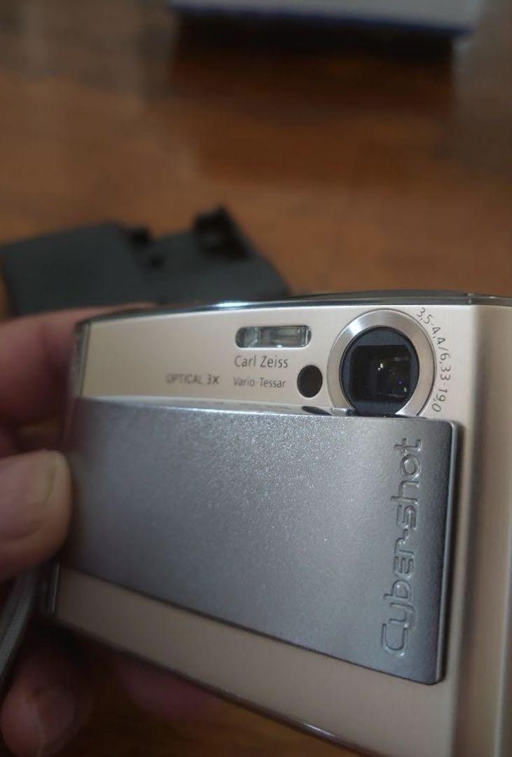 デジタルカメラ SONY DSC-T5#472 Sony Cyber-Shot DSC-T5 Gold Compact Camera with 2 Batteries