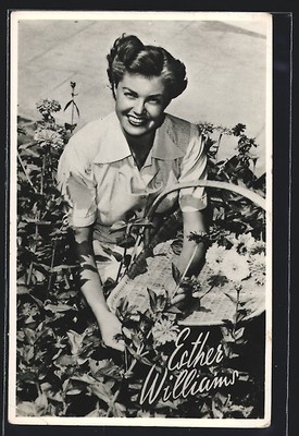 Ansichtskarte Schauspielerin Esther Williams beim Blumenpflücken mit Korb 1916 