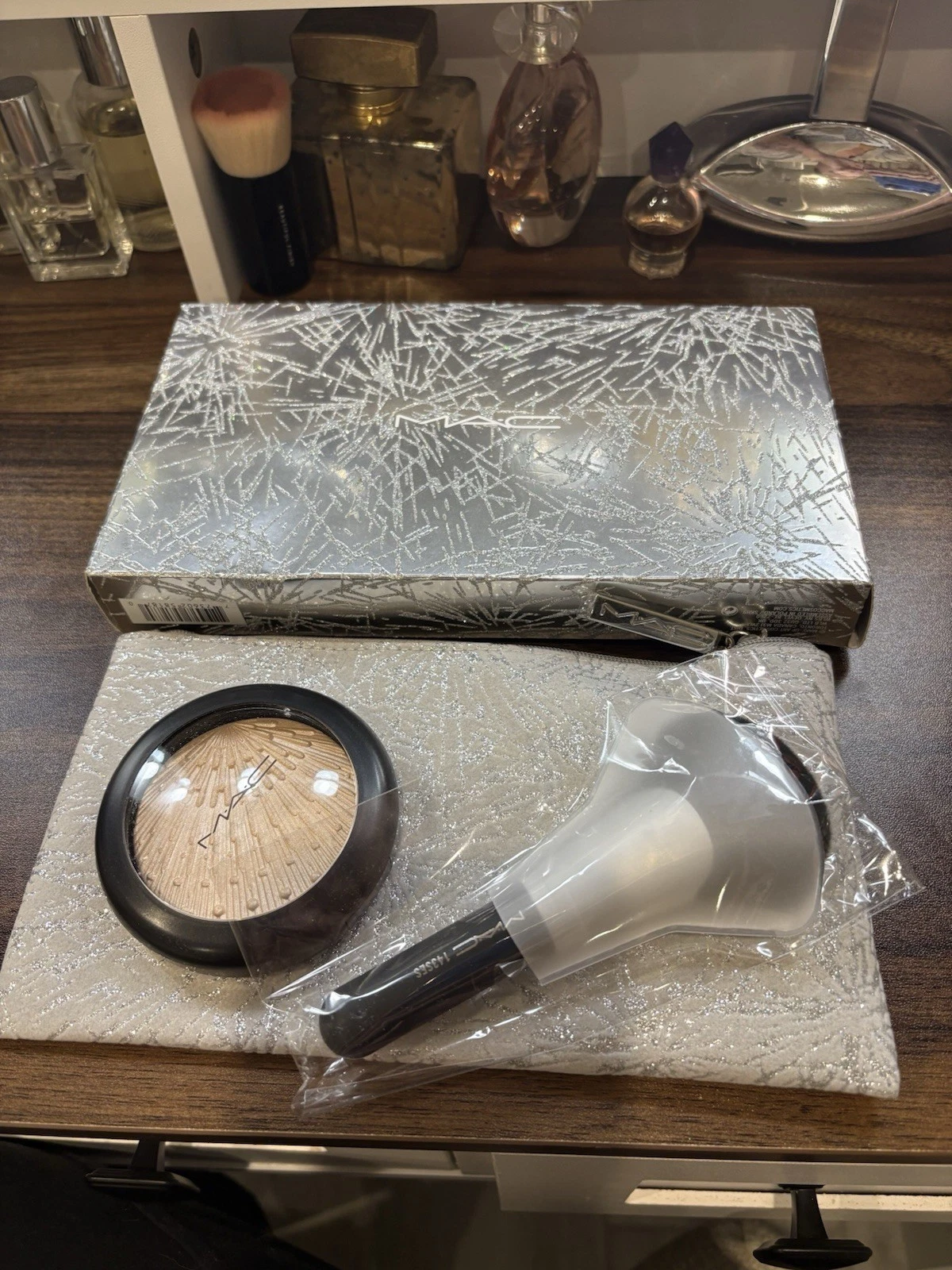 MAC Firelit Kit Gold Skinfinish SOUL GLOW Fan Brush & Makeup Bag
