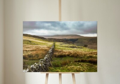 Gerahmter Leinwanddruck von Whernside in den Yorkshire Dales. DIN A3, Aufhängeset.