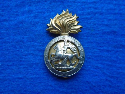ROYAL NORTHUMBERLAND FÜSILIERE ZWEITEILIGES BI METALL MÜTZENABZEICHEN, REPRODUKTION