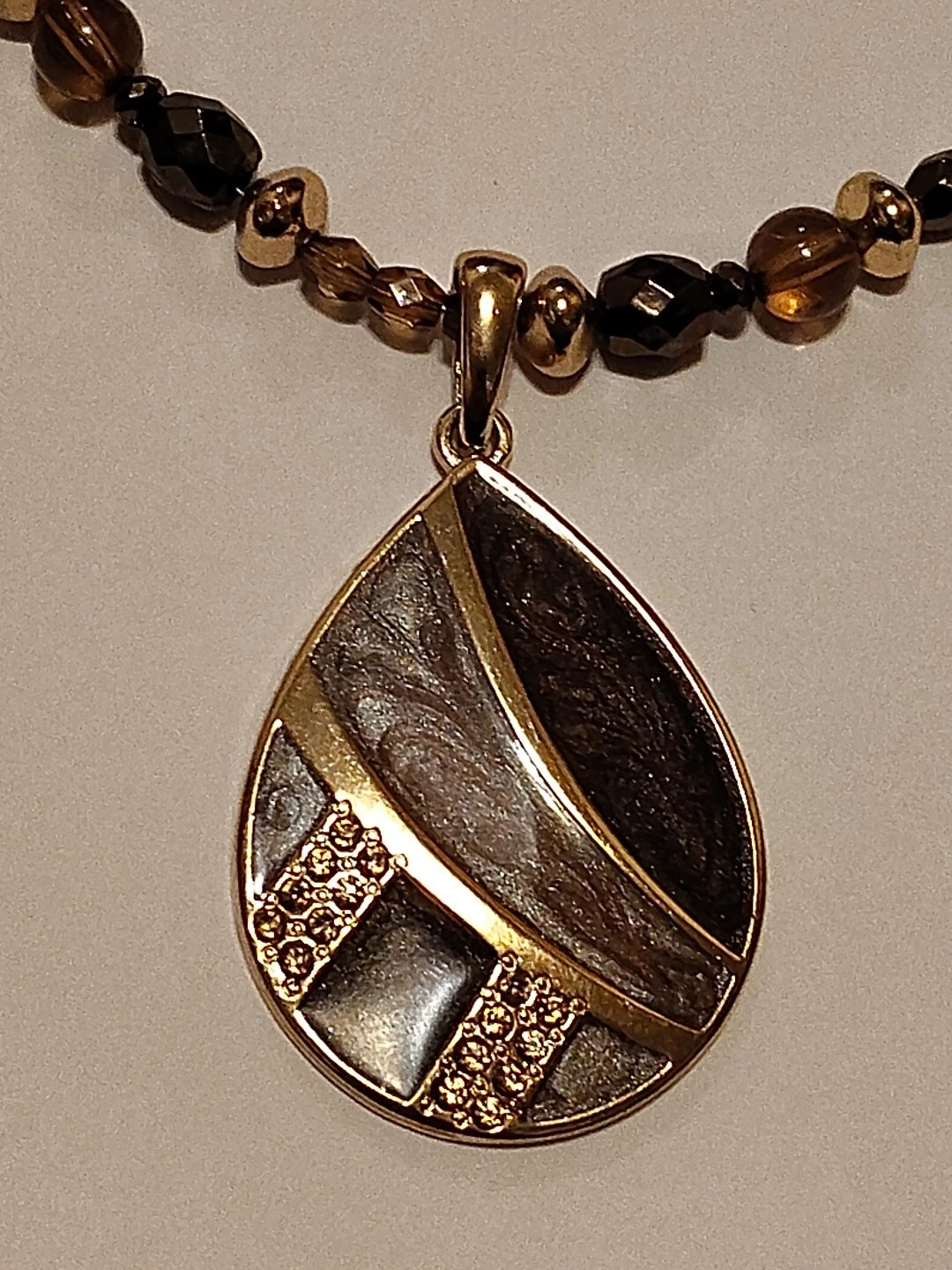 VETEMENTS Collana Kenneth Cole goccia a strappo vortice glitter smalto pendente 19" perline regolazione