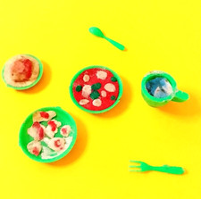 B403 - BARBIE 70s set miniature piatti verdi e posate con cibo