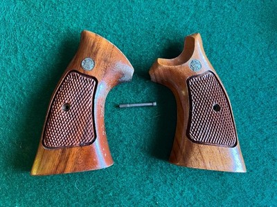 VINTAGE SMITH & WESSON MODEL 610 K FRAME CHECKERED WOOD GRIPS