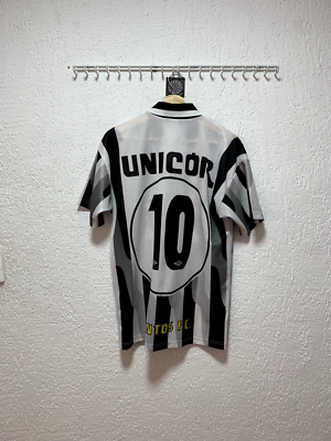 Le maillot 2025/26 de Santos, dévoilé par Umbro, porté par Neymar