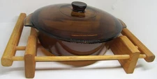 Anchor Hocking Brown Lidded 2 Liter Casserole with Wooden Holder.