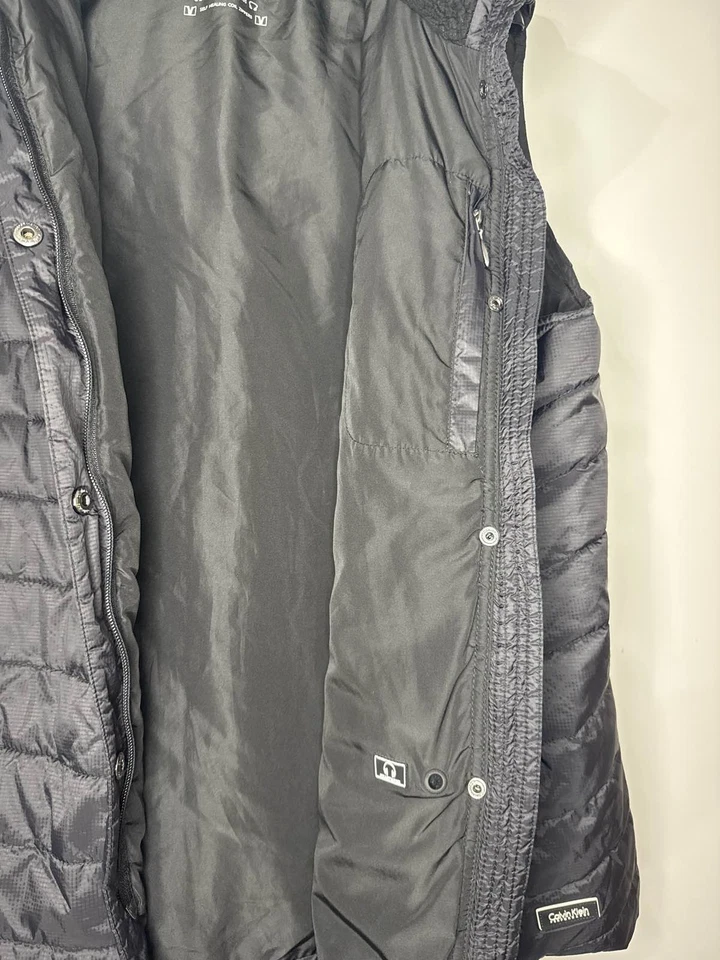 Colete acolchoado CK Performance feminino preto com capuz 1X Sherpa - Imagem 4 de 4