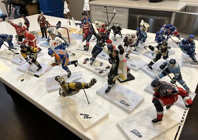 Vintage Collection 30 NHL NBA FIFA Sport Action Figures - See Pics