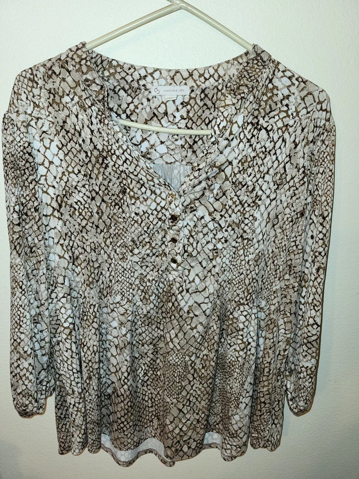 Blusa DB Mujer Talla 2X Marrón Estampado Serpiente Plateado Deslustre Botón Henley 27 L 27 Foto 2 de 4