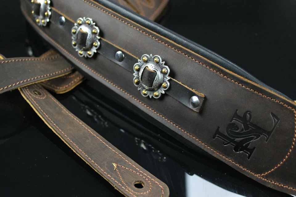 Ремешок для бас-гитары Iconic CUSTOM SHOP Conchos 3,25 дюйма коричневый кожаный с подкладкой No1 - Изображение 2 из 4