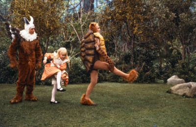 Sid Caesar Natalie Gregory Ringo Starr In Alice In Wonderland 1985 OLD TV PHOTO