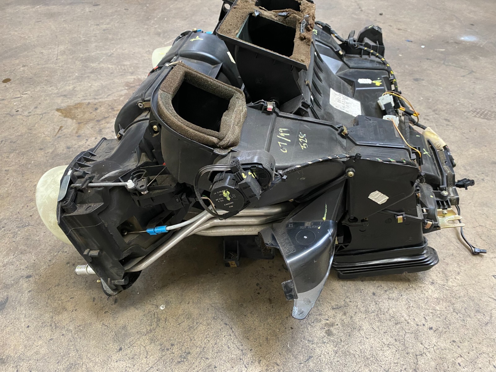 199900 BMW E39 5 SERIES A/C AC HEATER EVAPORATOR CORE HOUSING 8385923