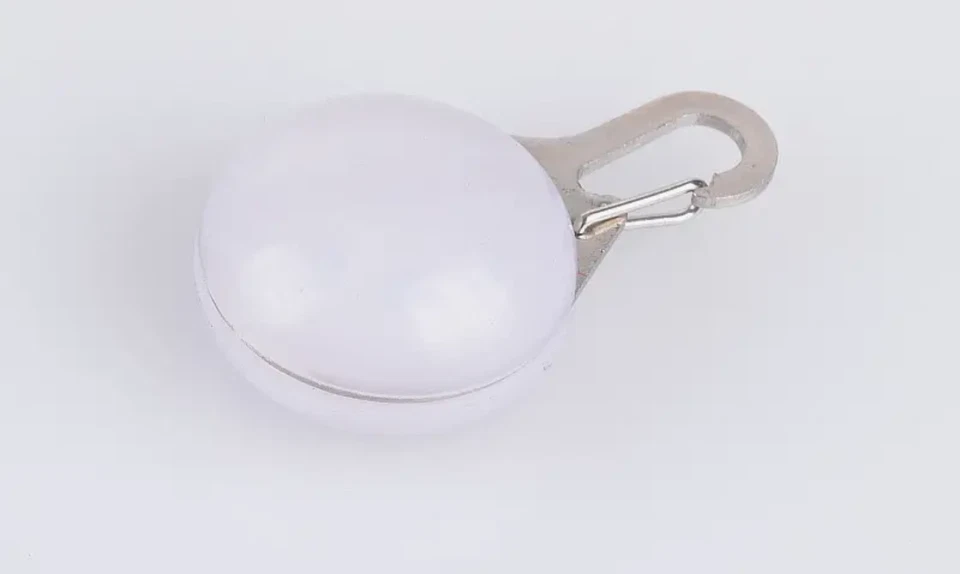 Etiqueta colgante de luz brillante de seguridad nocturna LED con clip para perros - blanca Foto 3 de 4