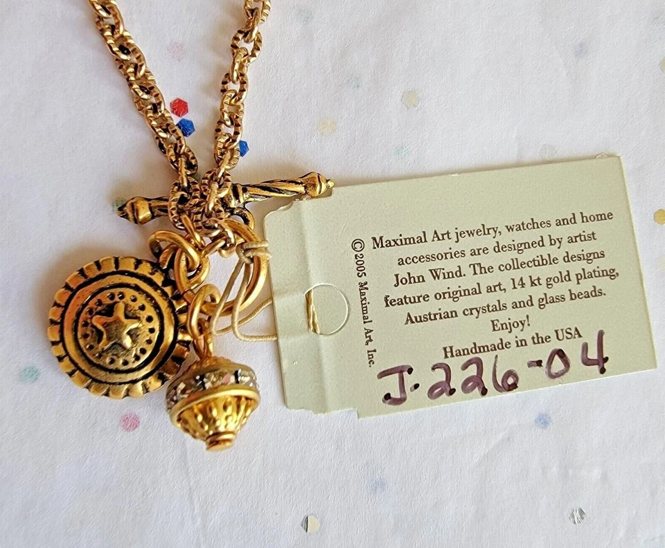 COLLAR CON DIJE SILUETA DE ÁNGEL NEGRO Y CHUCHERÍA DE CRISTAL TONO DORADO ARTE MÁXIMO Foto 4 de 4