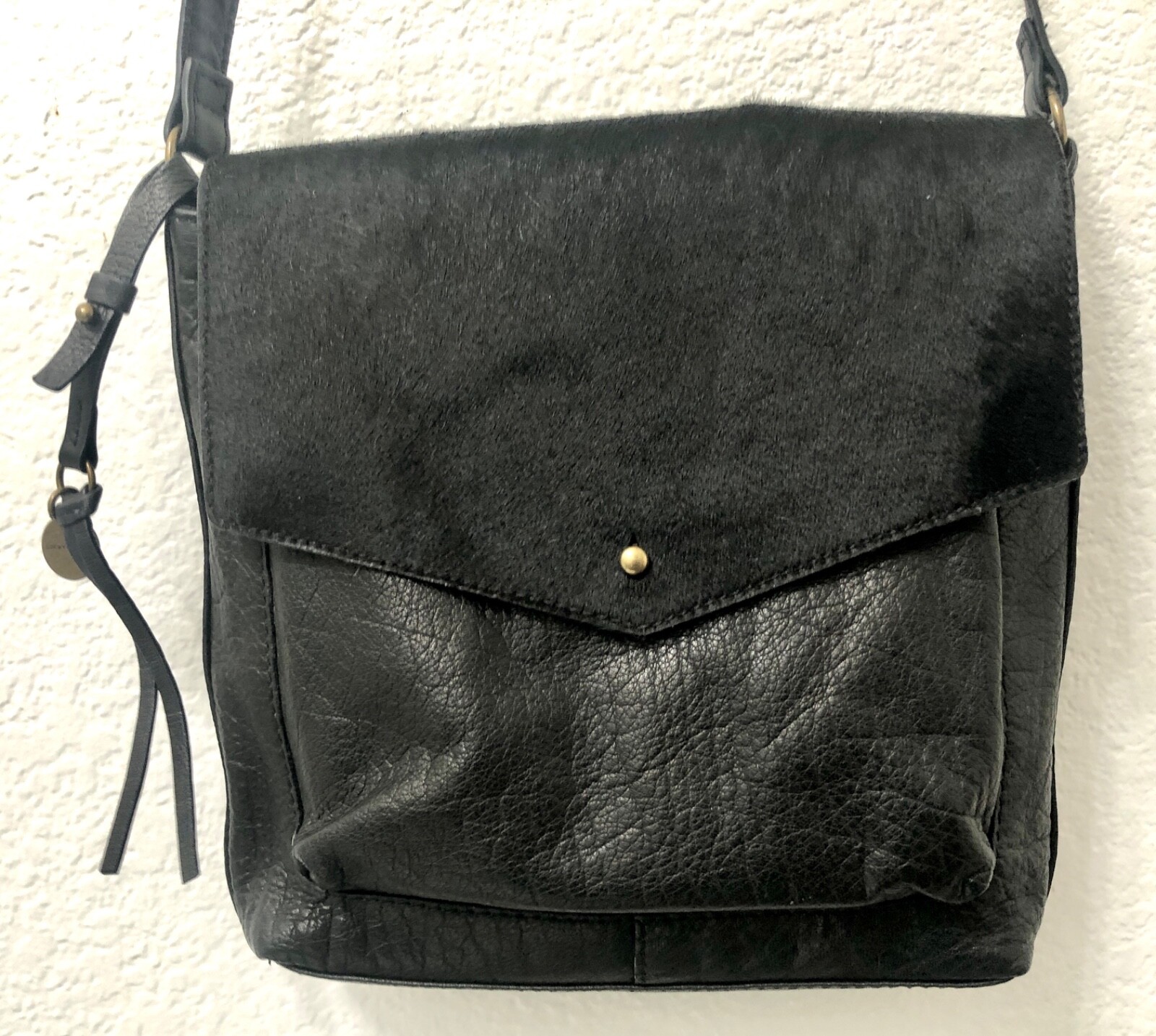 Borsa a mano a tracolla Lucky Brand nera in pelle e peli di pony stile patta