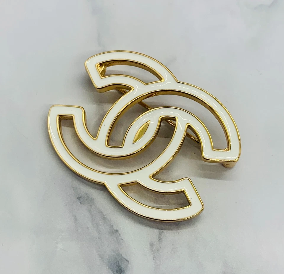 Auth CHANEL CC White Trim Enamel Brooch Pin - Pre owned / LW5742 - Image 2 of 4