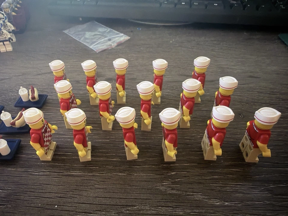 LEGO Hot Dog Vendor 71018 minifigure CMF Series 17 Waiter Server - Image 4 of 4