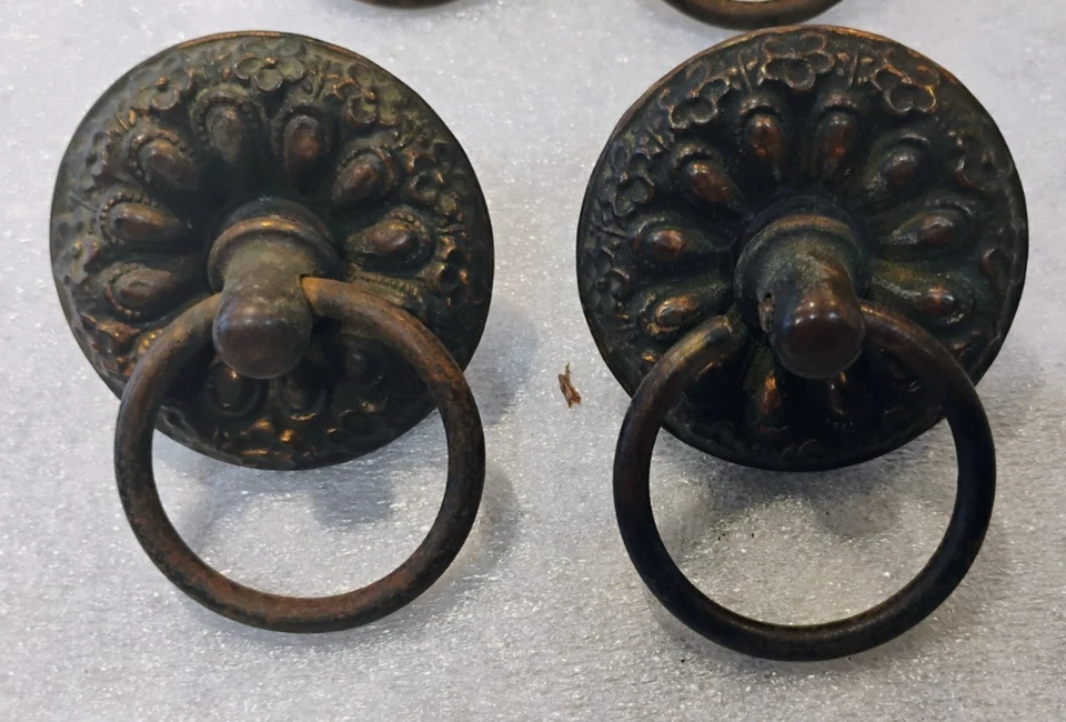 Lote de 4 tiradores de cajón antiguos redondos de latón con anillo abatible de 1 3/4" de diámetro Foto 3 de 4