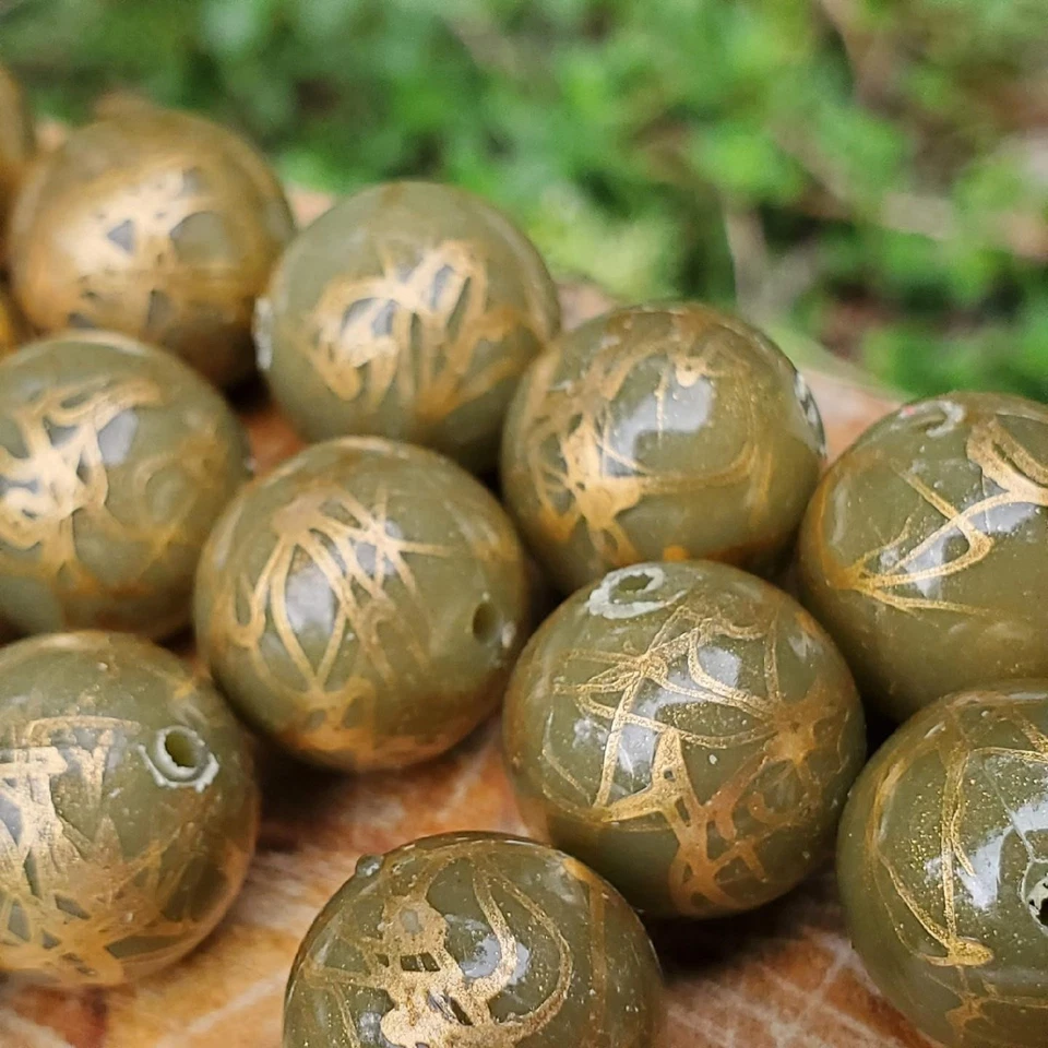 Contas artísticas vintage alemãs verde oliva e douradas dos anos 80 - Conjunto de 30 acrílicas - Imagem 2 de 3