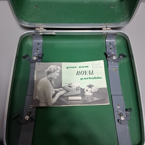 Vintage 1953 Royal Quiet De Luxe Portable Typewriter Case Manual Green Keys - 第 2/14 張圖片