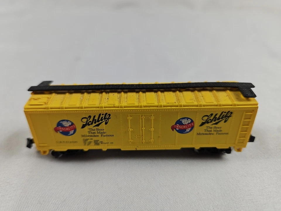 N Scale Model Power 3727 URTC Schlitz Beer Refrigerator Car #93185 - Image 3 of 4