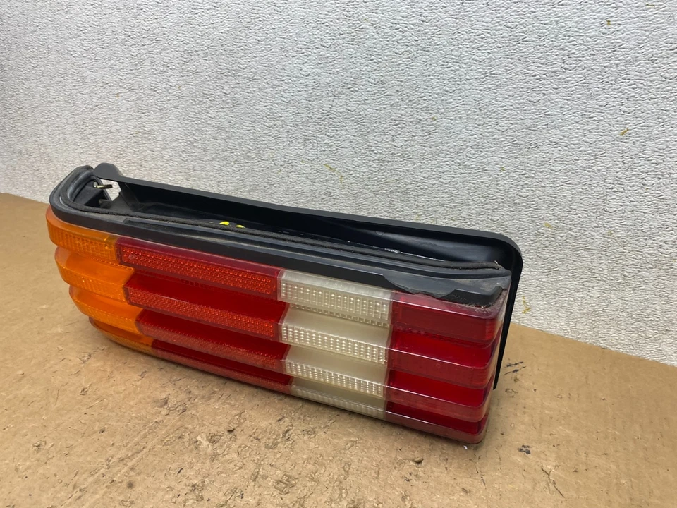 Luz trasera izquierda conductor Mercedes-Benz W126 1986 a 1991 OEM Q8761 DW Foto 2 de 4